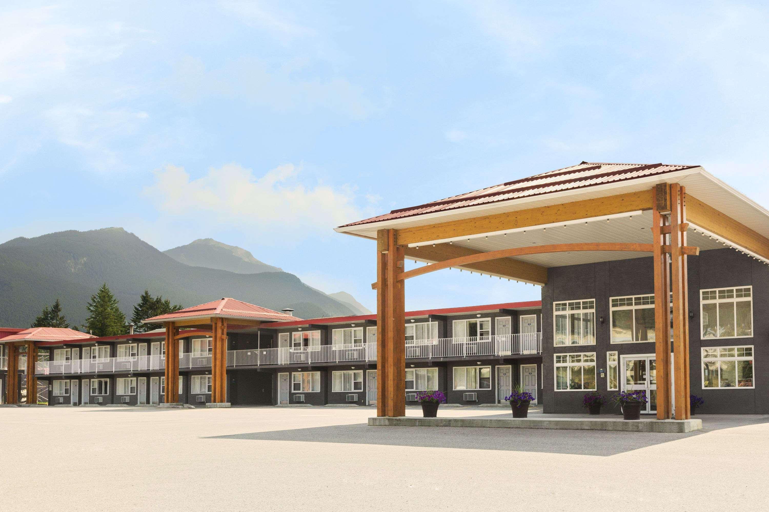 Days Inn By Wyndham Golden Εξωτερικό φωτογραφία