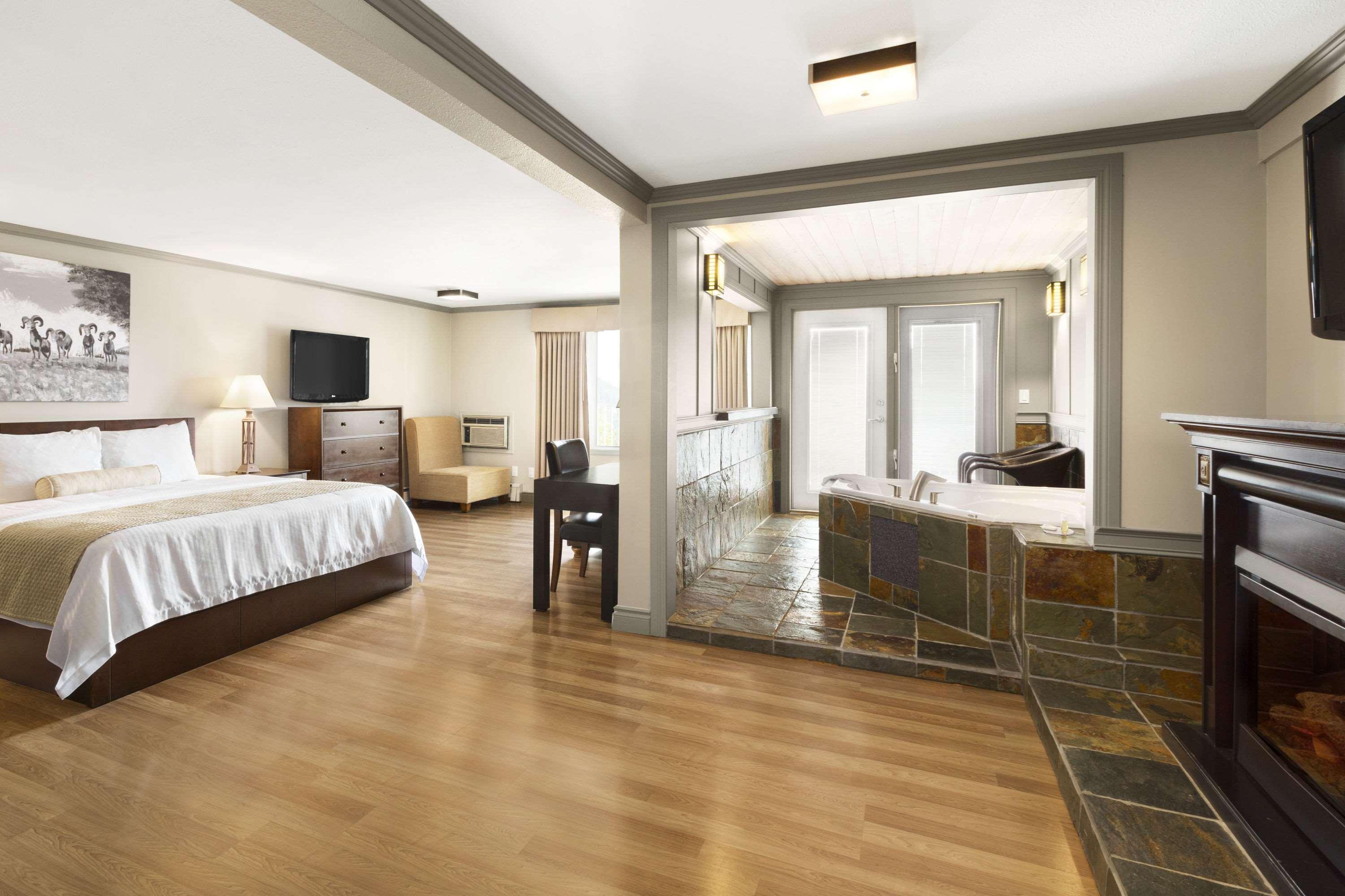 Days Inn By Wyndham Golden Εξωτερικό φωτογραφία
